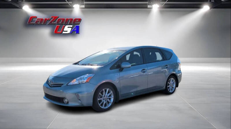 2014 Toyota Prius v Five's photo