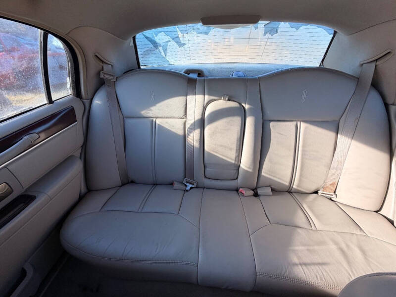 2005 Lincoln Town Car Signature Limited