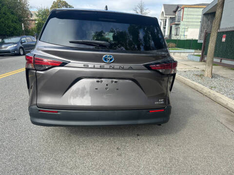 2021 Toyota Sienna LE 8-Passenger