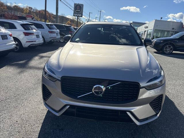 2025 Volvo XC60 B5 Core Dark Theme