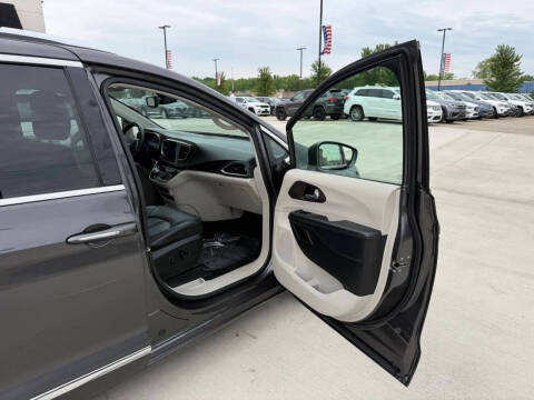 2017 Chrysler Pacifica Touring-L Plus