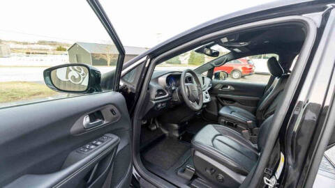 2025 Chrysler Pacifica Select