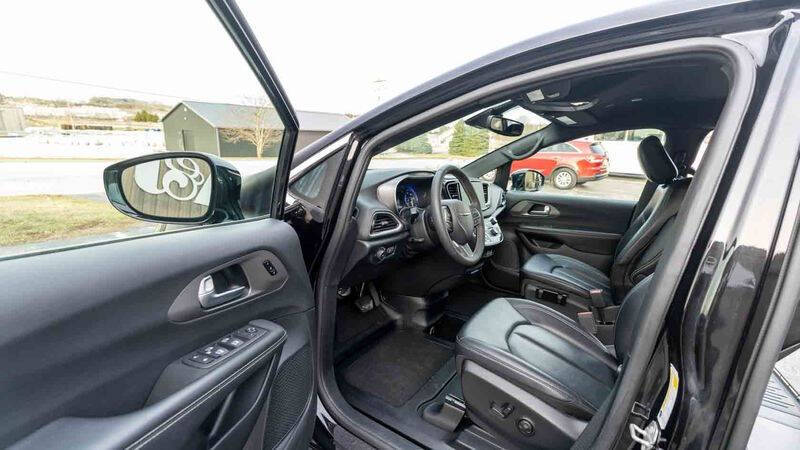 2025 Chrysler Pacifica Select