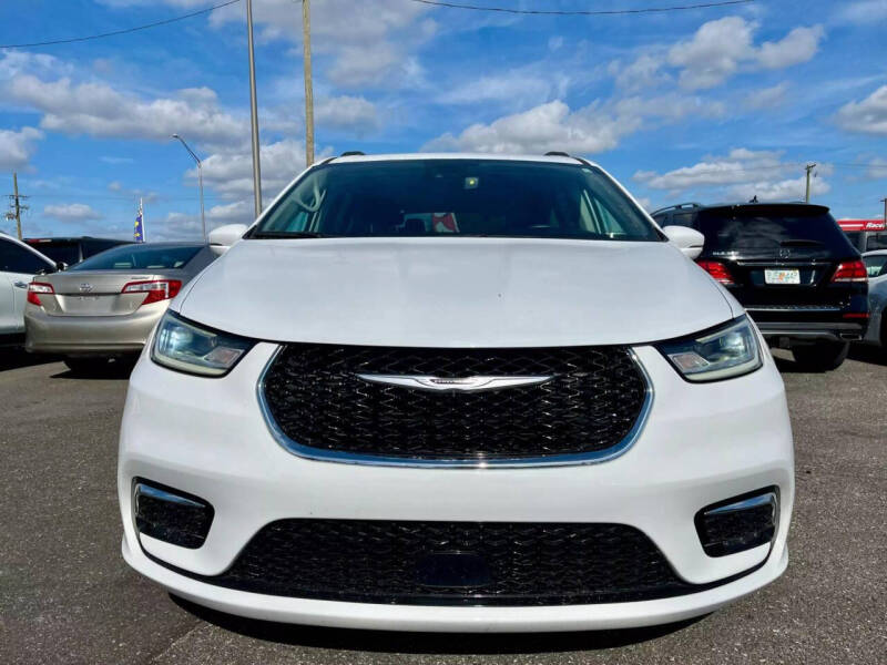 2022 Chrysler Pacifica Touring L photo 2