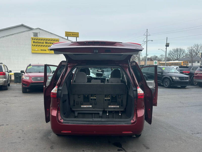 2015 Toyota Sienna LE photo 26