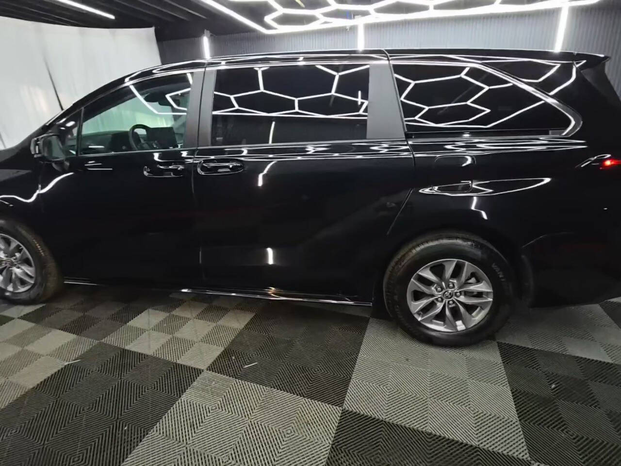 Black 2025 Toyota Sienna LE 8-Passenger LE 8-Passenger 4dr Mini-Van 2