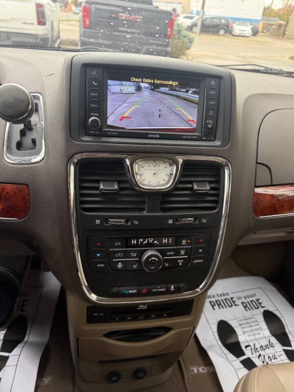 2015 Chrysler Town and Country Touring-L