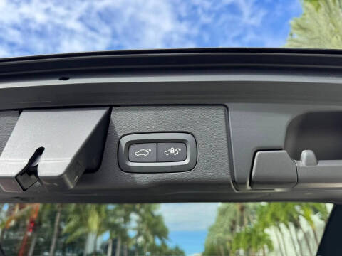 2025 Volvo XC60 B5 Core Dark Theme