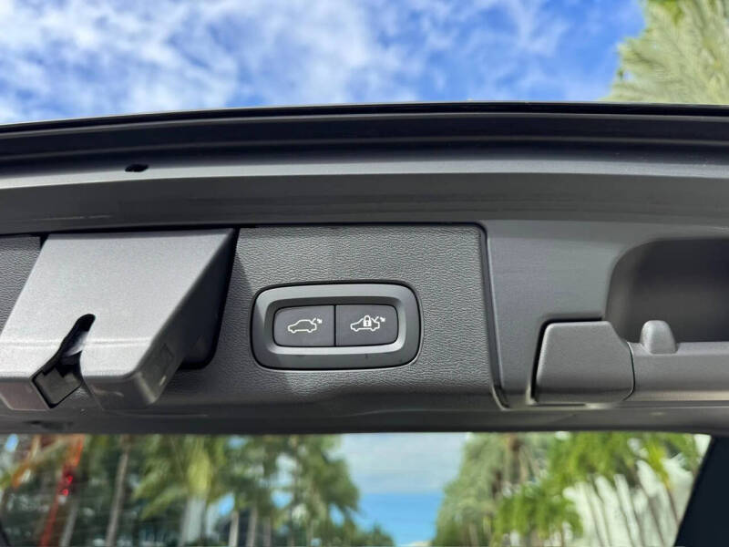 2025 Volvo XC60 B5 Core Dark Theme