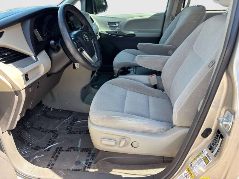 2017 Toyota Sienna LE 8-Passenger