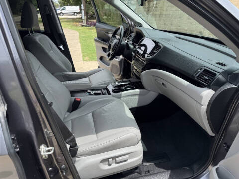 2019 Honda Pilot Touring w/Rear Captain's Chairs
