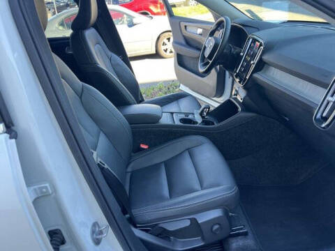 2025 Volvo XC40 B5 Core Bright Theme