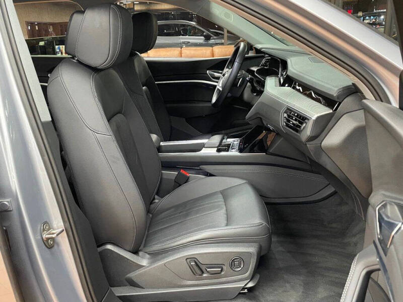 2022 Audi e-tron quattro Premium Plus