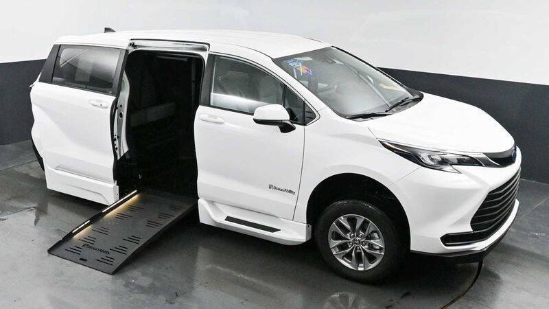 2025 Toyota Sienna LE 8-Passenger