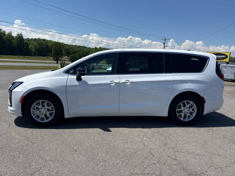 2027 Chrysler Pacifica Select