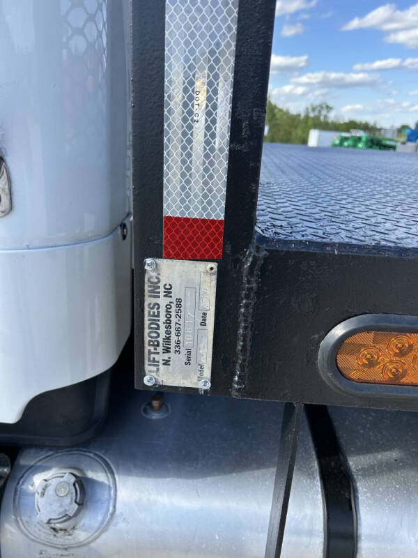 2017 Freightliner M2106 Truck