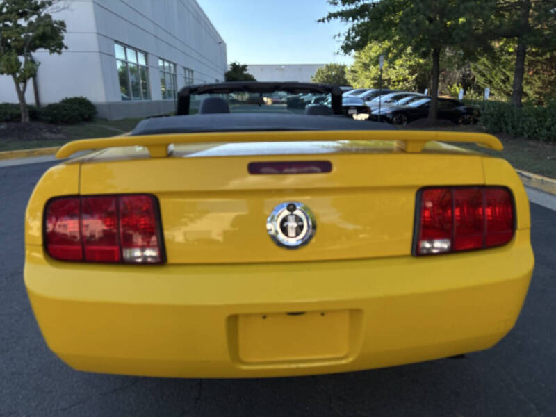 2005 Ford Mustang V6 Deluxe