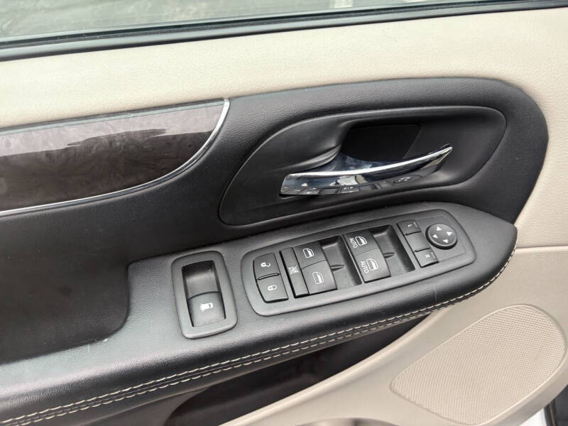 2016 Chrysler Town and Country Touring