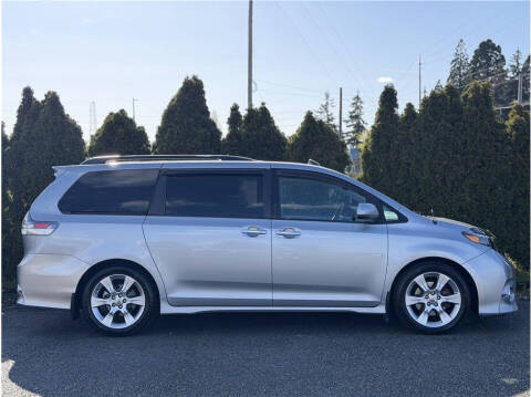 2013 Toyota Sienna SE 8-Passenger