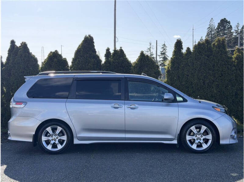 2013 Toyota Sienna SE 8-Passenger