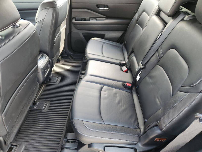 2024 Nissan Pathfinder SL