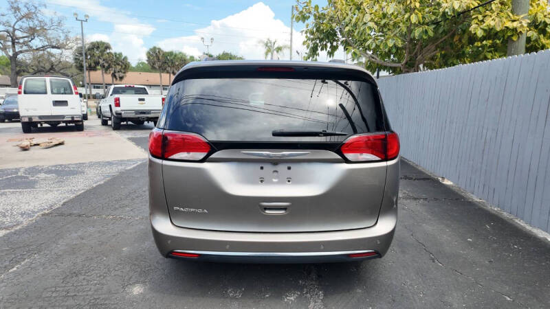 2017 Chrysler Pacifica Touring-L