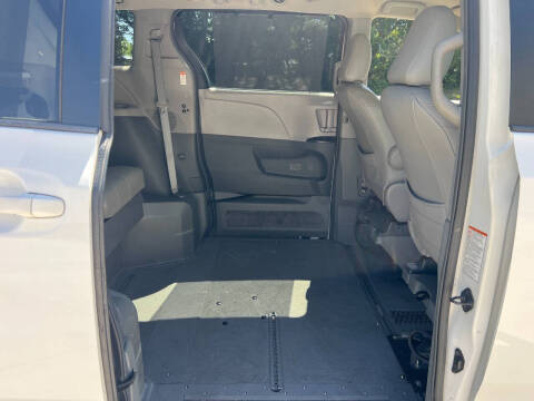 2016 Toyota Sienna LE 7-Passenger Auto Access Seat