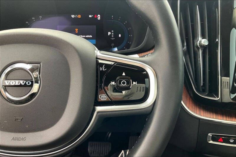 2023 Volvo XC60 B5 Plus Dark Theme