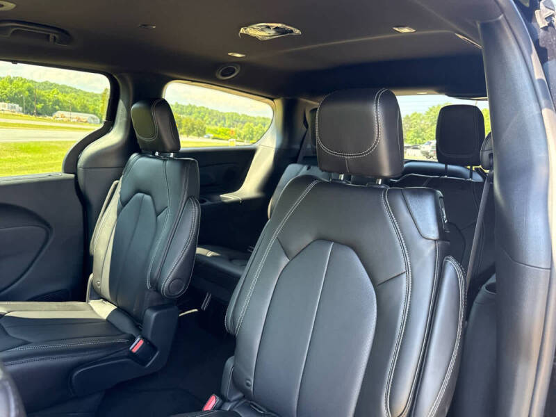 2027 Chrysler Pacifica Select