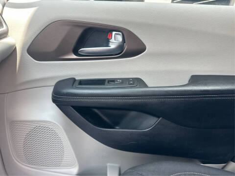 2022 Chrysler Voyager LX