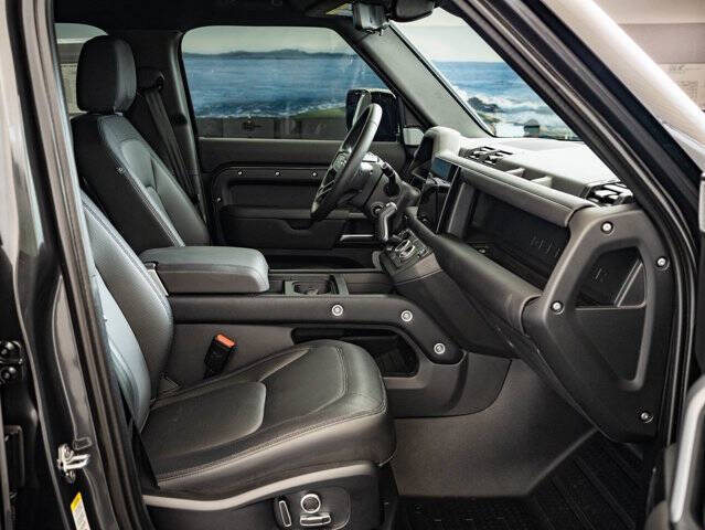 2024 Land Rover Defender 130 P400 Outbound