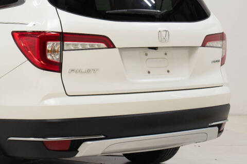 2019 Honda Pilot Touring w/Rear Captain's Chairs