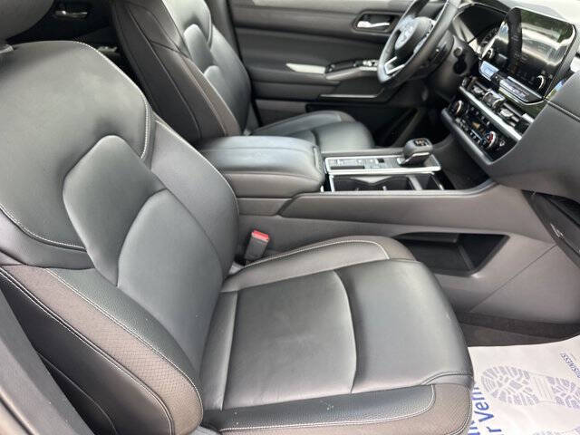 2024 Nissan Pathfinder SL