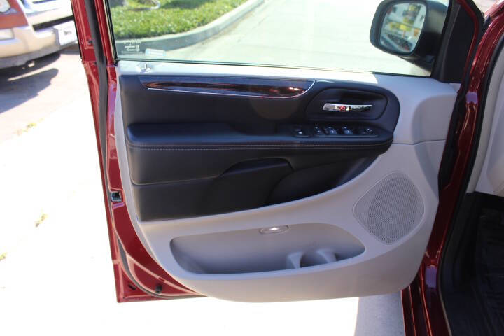 2015 Chrysler Town and Country Touring-L