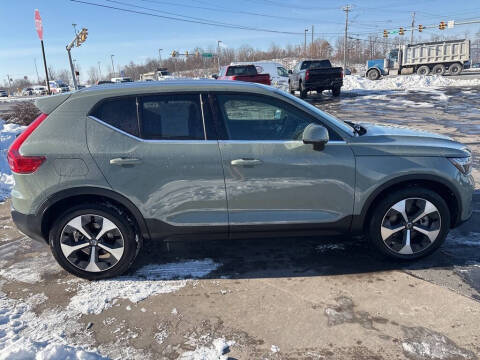 2025 Volvo XC40 B5 Plus Bright Theme