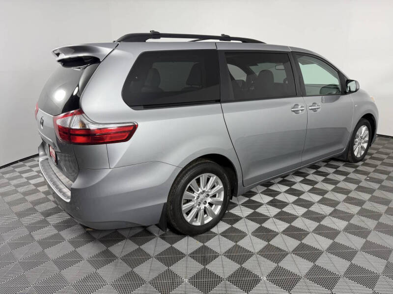 2017 Toyota Sienna XLE Premium 7-Passenger