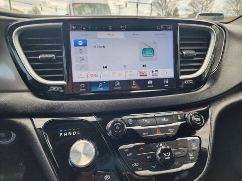 2025 Chrysler Pacifica Select