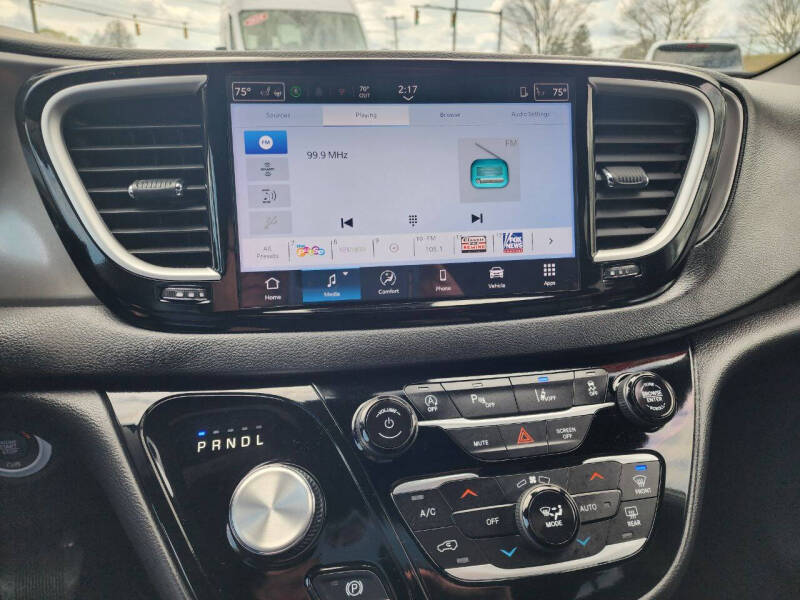 2025 Chrysler Pacifica Select