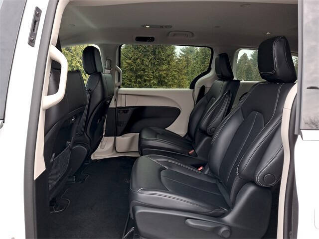 2023 Chrysler Pacifica Plug-In Hybrid Touring L