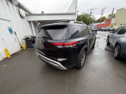 2024 Nissan Pathfinder SL