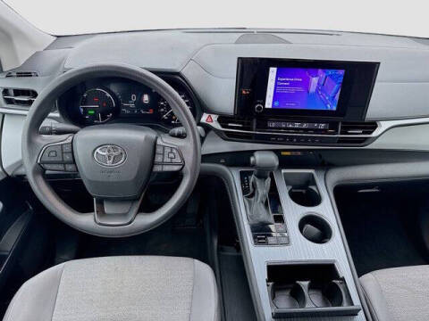 2025 Toyota Sienna LE 8-Passenger
