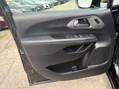 2025 Chrysler Pacifica Select