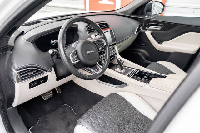 2019 Jaguar F-PACE 16