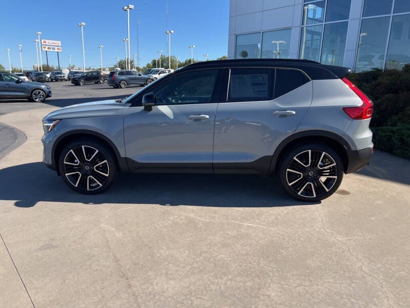 2026 Volvo XC40 B5 Ultra Black Edition