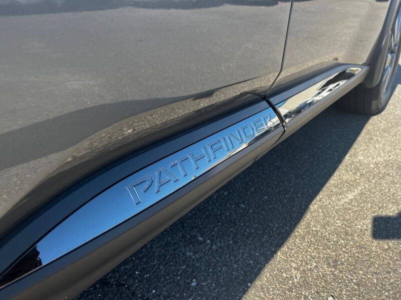 2024 Nissan Pathfinder SV