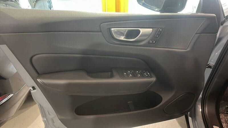 2024 Volvo XC60 B5 Core Dark Theme