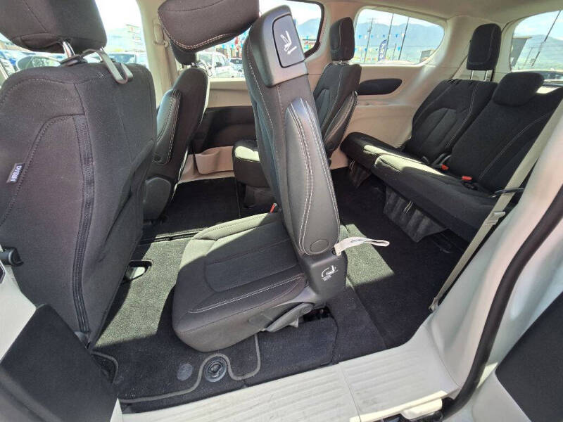2023 Chrysler Voyager LX