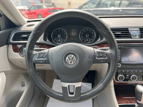 2012 Volkswagen Passat SEL