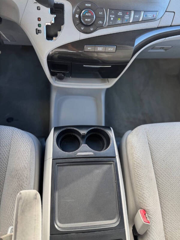 2013 Toyota Sienna LE 7-Passenger