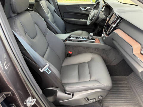 2023 Volvo XC60 B5 Plus Dark Theme